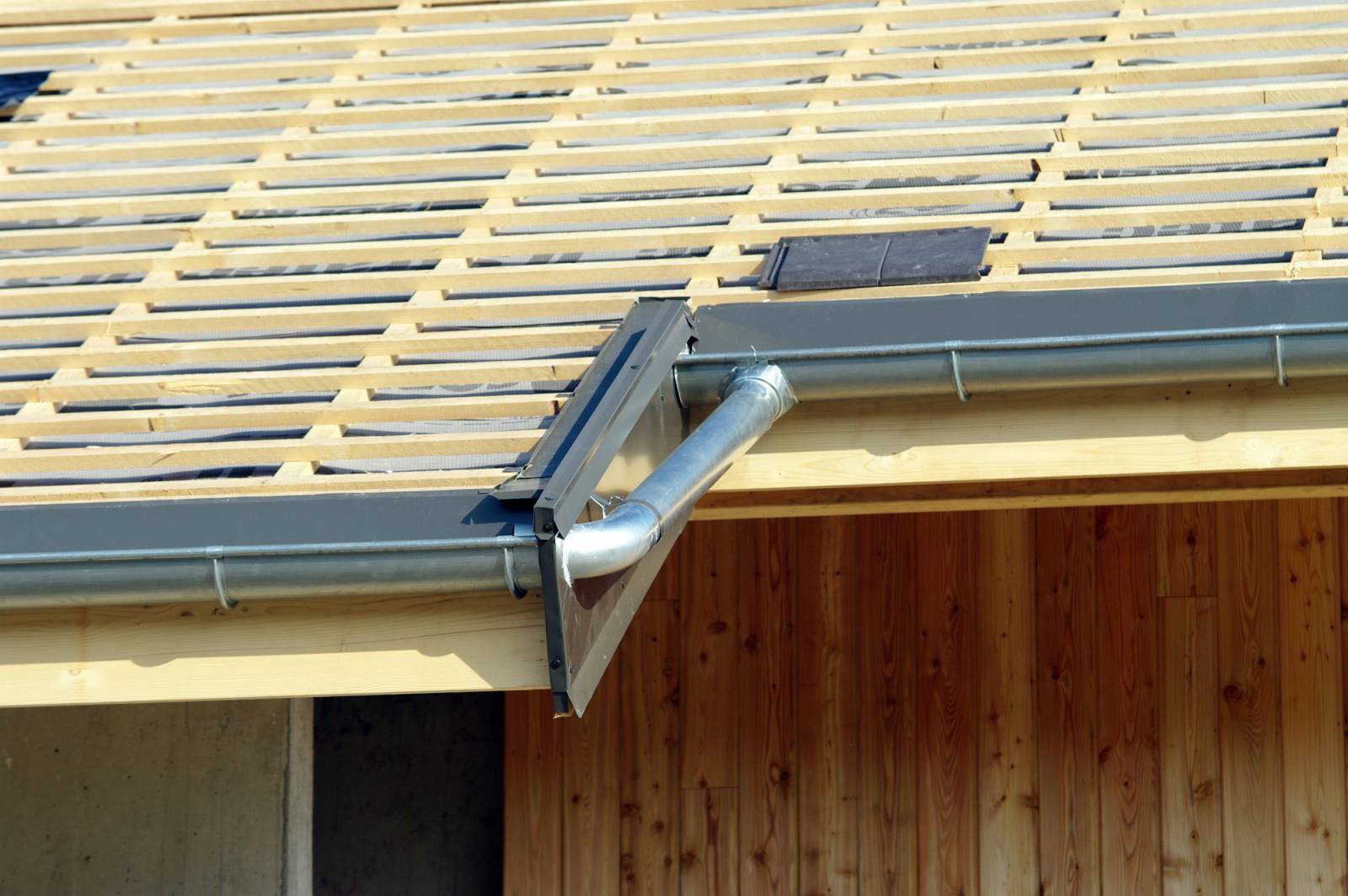 Travaux de zinguerie sur toiture normande